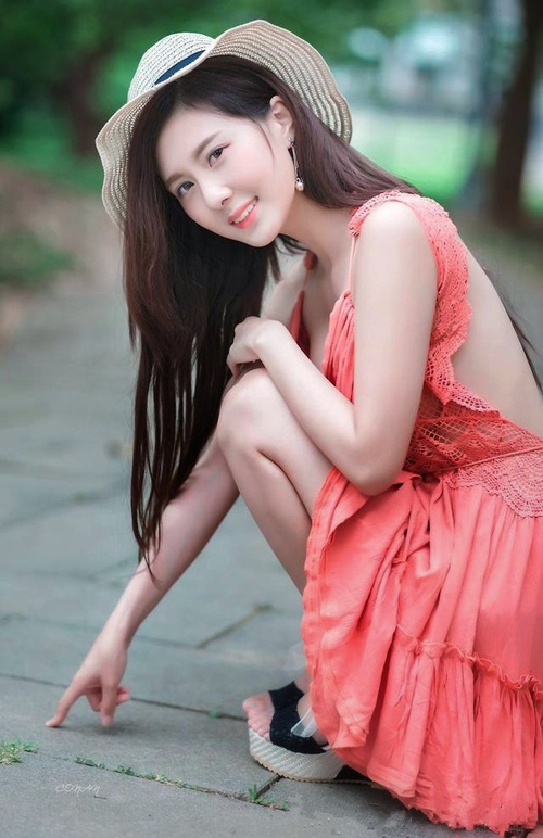 库里现场指导女儿练习基本运球动作,库里和女儿采访视频